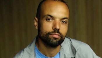 Avec « Bâtir », Salim Djaferi cherche à déconstruire les imaginaires projetés sur les corps racisés - Critique sortie Avignon / 2026 Avignon Festival d’Avignon. Théâtre Benoît XII