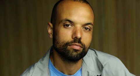 Avec « Bâtir », Salim Djaferi cherche à déconstruire les imaginaires projetés sur les corps racisés - Critique sortie Avignon / 2026 Avignon Festival d’Avignon. Théâtre Benoît XII