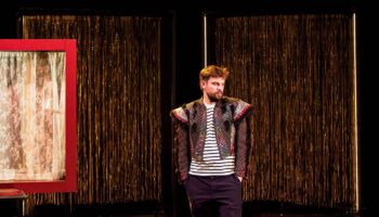 Benjamin Tholozan explore avec humour ses racines méridionales dans « Parler pointu » accompagné par la mise en scène d’Hélène François - Critique sortie Avignon / 2026 Avignon Avignon Off. Théâtre des Carmes-André Benedetto