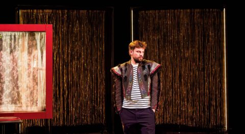 Benjamin Tholozan explore avec humour ses racines méridionales dans « Parler pointu » accompagné par la mise en scène d’Hélène François - Critique sortie Avignon / 2026 Avignon Avignon Off. Théâtre des Carmes-André Benedetto