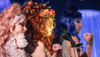 Les Mauvais Élèves basculent dans la tragédie grecque avec leur « Cabaret mythique » subversif et foutraque - Critique sortie Avignon / 2026 Avignon Avignon Off. Théâtre du Petit Louvre. Chapelle des Templiers