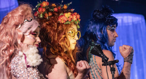 Les Mauvais Élèves basculent dans la tragédie grecque avec leur « Cabaret mythique » subversif et foutraque - Critique sortie Avignon / 2026 Avignon Avignon Off. Théâtre du Petit Louvre. Chapelle des Templiers