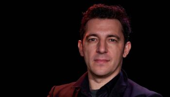 Julien Gelas adapte et met en scène « Carnets d’Ukraine » écrit par le réalisateur Michel Hazanavicius - Critique sortie Avignon / 2026 Avignon Avignon Off. Théâtre du Chêne Noir
