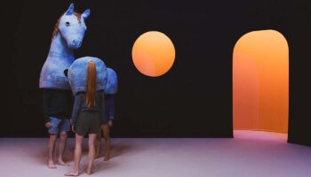 « Le Cheval qui peint » ou le cheval artiste qui en dit long sur l’Homme par Sarah André, Marius Schaffter et Jérôme Stünzi - Critique sortie Avignon / 2026 Avignon Avignon Off. Théâtre du Train Bleu – Pôle culturel Jean Ferrat / Sauveterre