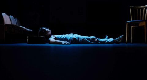 « La prochaine fois que tu mordras la poussière », le best-seller de Panayotis Pascot adapté avec sensibilité par son frère Paul - Critique sortie Avignon / 2026 Avignon Avignon Off. Théâtre des Halles