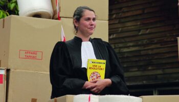 « C.R.A.S.H. » par la compagnie Hors Jeu, plonge dans le mystère de l’affaire de Tarnac entre théâtre documentaire et fiction - Critique sortie Avignon / 2026 Avignon Avignon Off. Théâtre des Carmes-André Benedetto