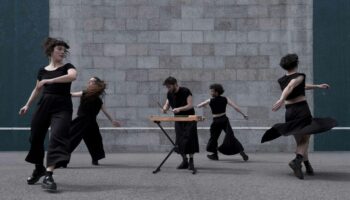 La création basque mise en lumière par le festival Cratère Surfaces - Critique sortie Théâtre Alès Le Cratère - scène nationale