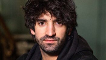 Ascanio Celestini conclut sa trilogie avec un solo « Rumba » - Critique sortie Avignon / 2026 Avignon Avignon Off. Théâtre des Doms