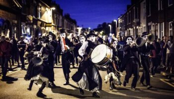 « Deblozay », de la compagnie Rara Woulib, une procession festive - Critique sortie Théâtre Pontoise Points Communs