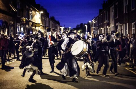 « Deblozay », de la compagnie Rara Woulib, une procession festive - Critique sortie Théâtre Pontoise Points Communs