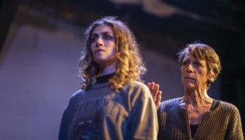« Dysfonction(ELLES) » d’Elisabeth Gentet-Ravasco interroge à travers une fiction familiale le poids de l’héritage, la transmission des traumas - Critique sortie Avignon / 2026 Avignon Avignon Off. Théâtre des Corps Saints
