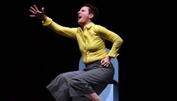 « Enfance heureuse – un conte pour adultes » d’Antonella Questa interroge les traces durables de la violence éducative ordinaire dans les familles - Critique sortie Avignon / 2026 Avignon Avignon Off. Théâtre de l’Atelier Florentin