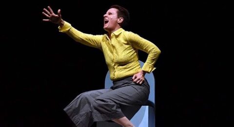 « Enfance heureuse – un conte pour adultes » d’Antonella Questa interroge les traces durables de la violence éducative ordinaire dans les familles - Critique sortie Avignon / 2026 Avignon Avignon Off. Théâtre de l’Atelier Florentin
