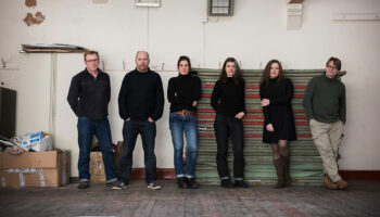 « Everything must go » du collectif Forced Entertainment, une performance débridée sur notre précarité actuelle - Critique sortie Avignon / 2026 Avignon Festival d’Avignon. Cour du Lycée Saint-Joseph