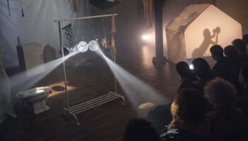 Victoire Gatard explore avec « Fantomatique » la solitude, le besoin viscéral d&rsquo;être vu et la fièvre d&rsquo;exister - Critique sortie Avignon / 2026 Avignon Avignon Off. Théâtre des Lila’s