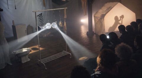 Victoire Gatard explore avec « Fantomatique » la solitude, le besoin viscéral d&rsquo;être vu et la fièvre d&rsquo;exister - Critique sortie Avignon / 2026 Avignon Avignon Off. Théâtre des Lila’s