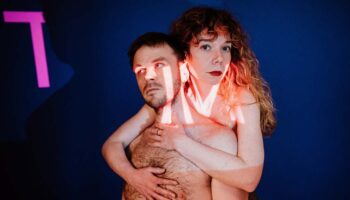 Dans « Garçon fièvre », Jeanne Lazar et Timothée Lerolle interrogent la nature de la passion en racontant les années sida d’après un entretien avec Tim Joanny-Madesclaire - Critique sortie Avignon / 2026 Avignon Avignon Off. Théâtre du Train Bleu