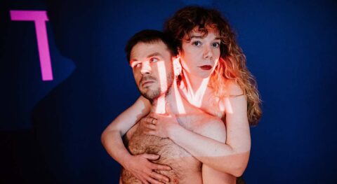 Dans « Garçon fièvre », Jeanne Lazar et Timothée Lerolle interrogent la nature de la passion en racontant les années sida d’après un entretien avec Tim Joanny-Madesclaire - Critique sortie Avignon / 2026 Avignon Avignon Off. Théâtre du Train Bleu