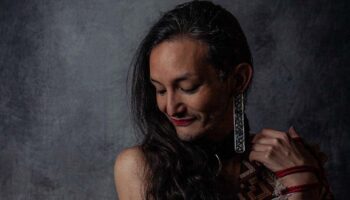 « Regards partagés avec Vanasay Khamphommala », Vanasay Khamphommala offre des gestes fondés sur la recherche de la douceur et du regard au Mahabharata (Bar du Festival) - Critique sortie Avignon / 2026 Avignon Festival d’Avignon. Mahabharata - Bar du Festival