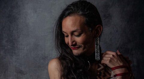 « Regards partagés avec Vanasay Khamphommala », Vanasay Khamphommala offre des gestes fondés sur la recherche de la douceur et du regard au Mahabharata (Bar du Festival) - Critique sortie Avignon / 2026 Avignon Festival d’Avignon. Mahabharata - Bar du Festival