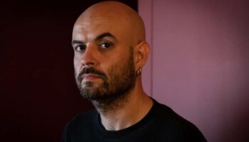 Julien Gosselin monte « Maldoror » et croise l’écriture de Roberto Bolaño avec celle de Lautréamont, une avancée dans les mystères humains et littéraires du mal - Critique sortie Avignon / 2026 Avignon Festival d’Avignon. Cour d’honneur du Palais des papes