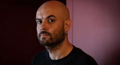 Julien Gosselin monte « Maldoror » et croise l’écriture de Roberto Bolaño avec celle de Lautréamont, une avancée dans les mystères humains et littéraires du mal - Critique sortie Avignon / 2026 Avignon Festival d’Avignon. Cour d’honneur du Palais des papes