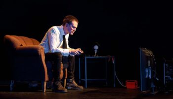 Dans « L&rsquo;Opium réside dans le pixel », Baptiste Dezerces explore la vie intérieure des joueurs de jeu vidéo - Critique sortie Avignon / 2026 Avignon Avignon Off. La Scierie