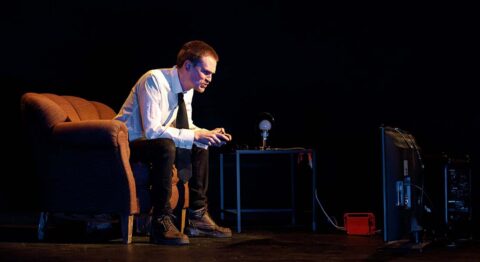 Dans « L&rsquo;Opium réside dans le pixel », Baptiste Dezerces explore la vie intérieure des joueurs de jeu vidéo - Critique sortie Avignon / 2026 Avignon Avignon Off. La Scierie