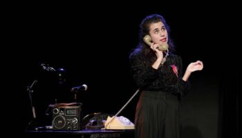 Dans « La Fileuse de nuit », Elsa Rozenknop interroge ses héritages invisibles - Critique sortie Avignon / 2026 Avignon Avignon Off. Artéphile