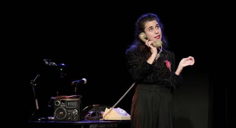Dans « La Fileuse de nuit », Elsa Rozenknop interroge ses héritages invisibles - Critique sortie Avignon / 2026 Avignon Avignon Off. Artéphile