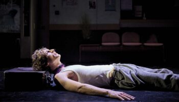 « La prochaine fois que tu mordras la poussière », le best-seller de Panayotis Pascot adapté avec sensibilité par son frère Paul - Critique sortie Avignon / 2026 Avignon Avignon Off. Théâtre des Halles