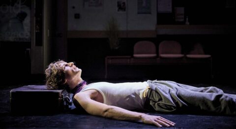 « La prochaine fois que tu mordras la poussière », le best-seller de Panayotis Pascot adapté avec sensibilité par son frère Paul - Critique sortie Avignon / 2026 Avignon Avignon Off. Théâtre des Halles