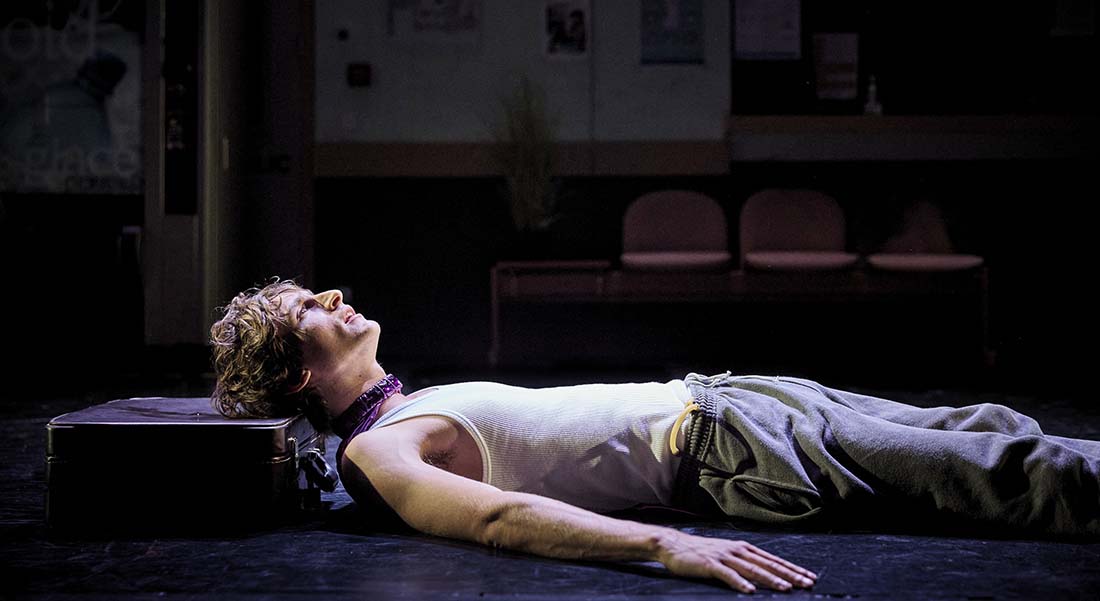 « La prochaine fois que tu mordras la poussière », le best-seller de Panayotis Pascot adapté avec sensibilité par son frère Paul - Critique sortie Avignon / 2026 Avignon Avignon Off. Théâtre des Halles