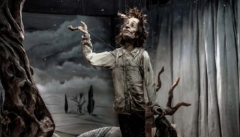 « Le dernier jour de Pierre », une fable muette, étrange et totalement artisanale signée Baptiste Zsilina et la compagnie DERAÏDENZ - Critique sortie Avignon / 2026 Avignon Avignon Off. Théâtre du Train Bleu
