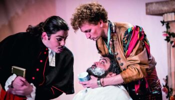 Justine Vultaggio adapte « Le Barbier de Séville » dans une version savoureuse portée par le jeu virevoltant des comédiens - Critique sortie Avignon / 2026 Avignon Avignon Off. Théâtre du Petit Louvre. Chapelle des Templiers