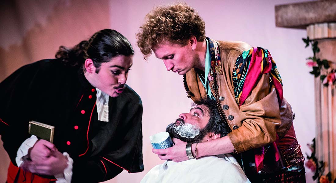 Justine Vultaggio adapte « Le Barbier de Séville » dans une version savoureuse portée par le jeu virevoltant des comédiens - Critique sortie Avignon / 2026 Avignon Avignon Off. Théâtre du Petit Louvre. Chapelle des Templiers