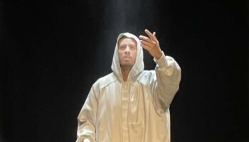 « Le Dernier Aïd », Wacil Ben Messaoud met en scène son histoire dans un monologue percutant et drôle sur l’ethnocentrisme de la culture française - Critique sortie Avignon / 2026 Avignon Avignon Off. Le 11 • Avignon – Espaces Mistral