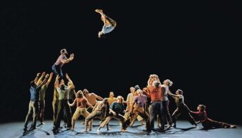 « Le Pas du monde », spectacle emblématique du Collectif XY aux captivantes métamorphoses - Critique sortie Avignon / 2026 Avignon Festival d’Avignon. Cour d’honneur du Palais des papes
