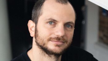 Léo Cohen-Paperman réunit avec « Sarkhollande (comédie identitaire) » Nicolas Sarkozy et François Hollande, plus semblables qu’on ne pourrait le croire - Critique sortie Avignon / 2026 Avignon Avignon Off. Le Train Bleu