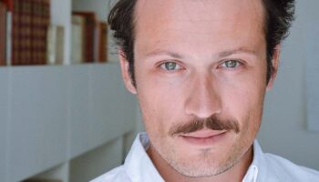 Avec « Lumière ! », texte commandé à Stéphane Landowski,  Maxence Gaillard questionne les limites du progrès scientifique et technologique - Critique sortie Avignon / 2026 Avignon Avignon Off. La Scala Provence