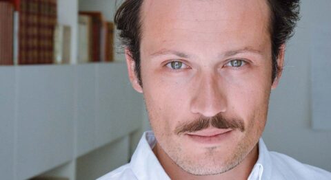 Avec « Lumière ! », texte commandé à Stéphane Landowski,  Maxence Gaillard questionne les limites du progrès scientifique et technologique - Critique sortie Avignon / 2026 Avignon Avignon Off. La Scala Provence