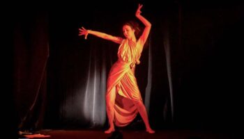« Mata Hari, titre provisoire », Paul Sebastián Mauch créé une pièce autour de la figure complexe de l’espionne Mata Hari - Critique sortie Avignon / 2026 Avignon Avignon Off. Théâtre Artéphile
