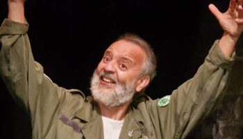 Mouss Zouheyri fait résonner la langue jouissive et bouillante de son ami Aziz Chouaki dans « El Maestro » - Critique sortie Avignon / 2026 Avignon Avignon Off. Théâtre Au Vieux Balancier