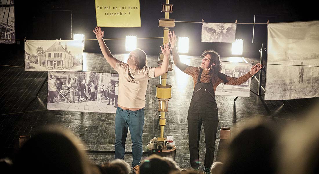 Elise Chatauret explore des interrogations d’actualité dans « Nos assemblées », ce qui constitue un groupe, ce qui nous rassemble… - Critique sortie Avignon / 2026 Avignon Avignon Off. Théâtre du Train Bleu
