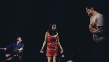Le célèbre texte « Orphelins » de Dennis Kelly actualisé par Thibault Besnard - Critique sortie Avignon / 2026 Avignon Avignon Off. La Factory - Espace Roseau Teinturiers