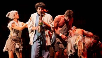 « Ostinato » de la compagnie Akoreacro ou la folle histoire de l’humanité en 75 minutes, en acrobaties et en musique - Critique sortie Classique / Opéra Montigny-le-Bretonneux