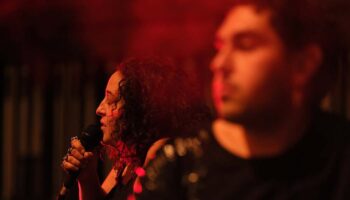 Rébecca Chaillon développe dans « La Parabole du Seum » une mythologie queer comme stratégie de résistance au pire - Critique sortie Avignon / 2026 Avignon Festival d’Avignon. Cloître des Célestins