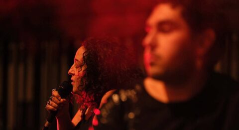 Rébecca Chaillon développe dans « La Parabole du Seum » une mythologie queer comme stratégie de résistance au pire - Critique sortie Avignon / 2026 Avignon Festival d’Avignon. Cloître des Célestins