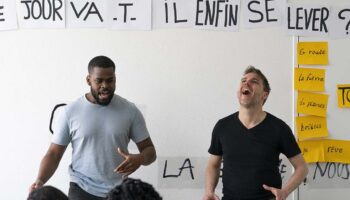 « [poíēsis] », de Florian Goetz et Jérémie Sonntag,  est une irruption poétique dont notre regard sur le monde ne sortira pas indemne - Critique sortie Avignon / 2026 Avignon Avignon Off. Le 11 • Avignon – Espaces Mistral