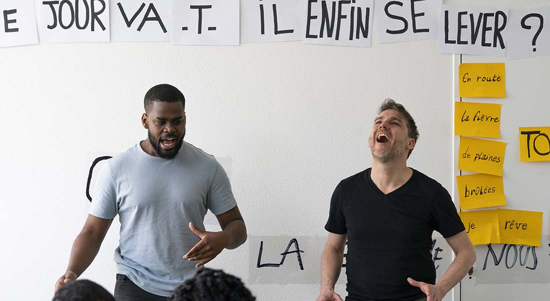 « [poíēsis] », de Florian Goetz et Jérémie Sonntag,  est une irruption poétique dont notre regard sur le monde ne sortira pas indemne - Critique sortie Avignon / 2026 Avignon Avignon Off. Le 11 • Avignon – Espaces Mistral